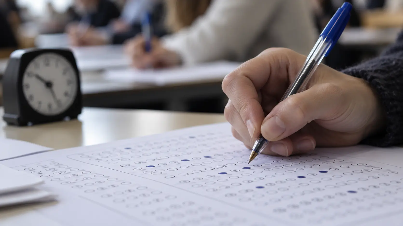 Aspirante resolviendo el test del examen oposición LAJ
