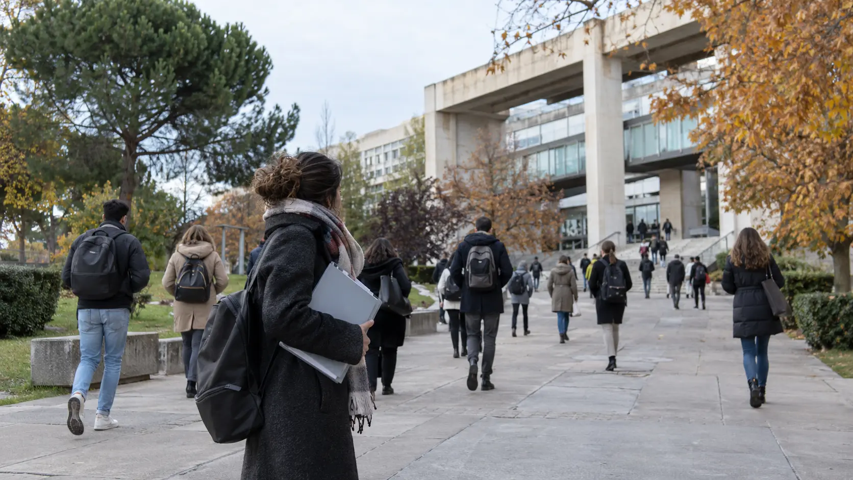 Aspirantes llegando al examen oposición LAJ 2026
