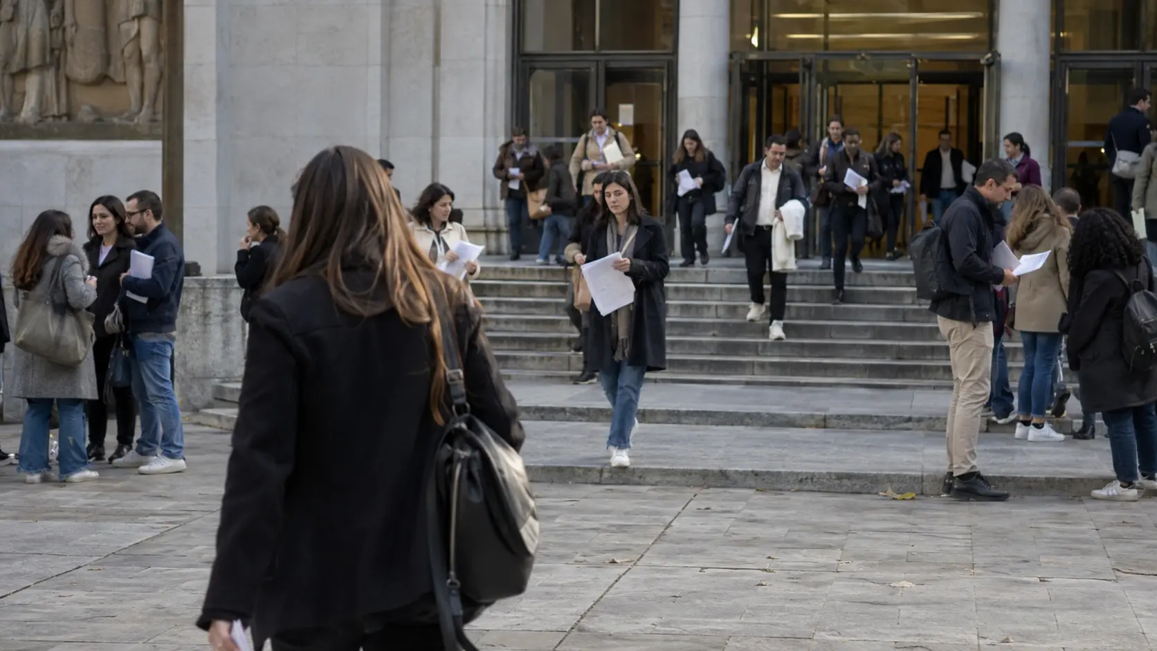 Opositores esperando los resultados de Administrativo de la Seguridad Social 2026